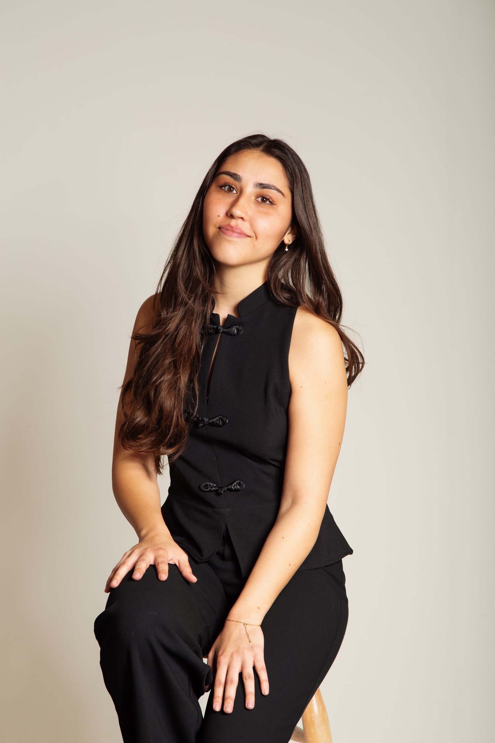 Retrato de Josefa Yáñez Ramírez sentada, de medio cuerpo, con el pelo suelto y ropa negra, sobre un fondo claro de estudio.